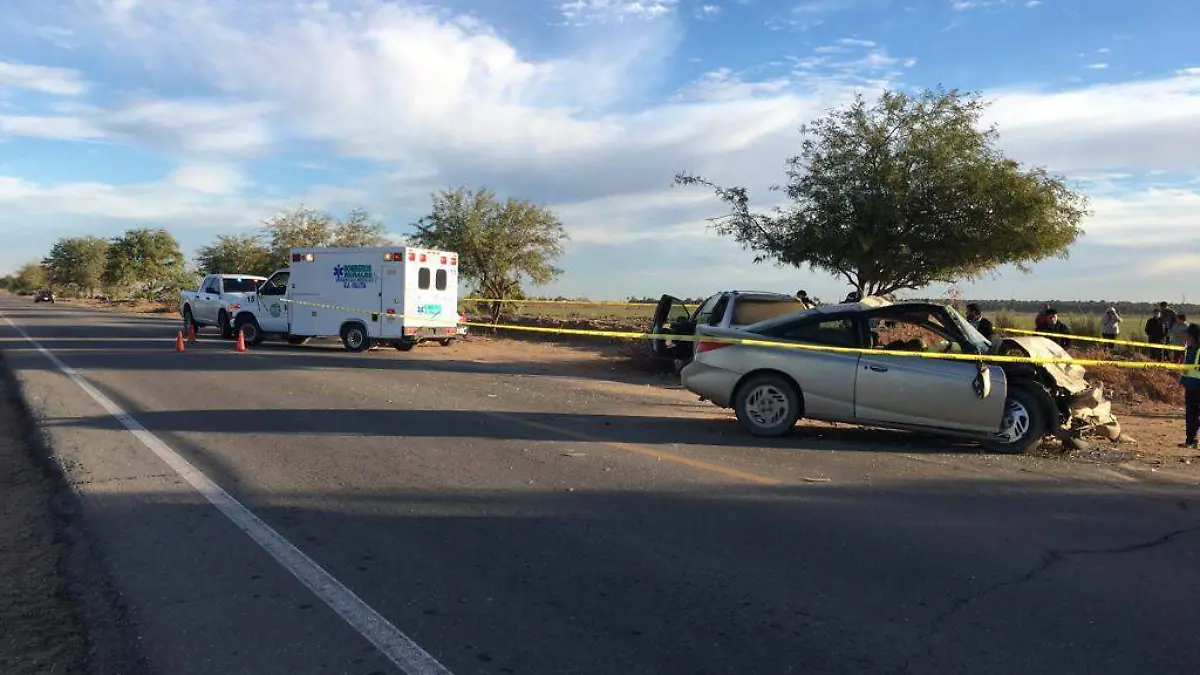 Al chocar de frente vehículos por la carretera a Riito, entre los entronques del ejido Independencia y colonia La Bolsa